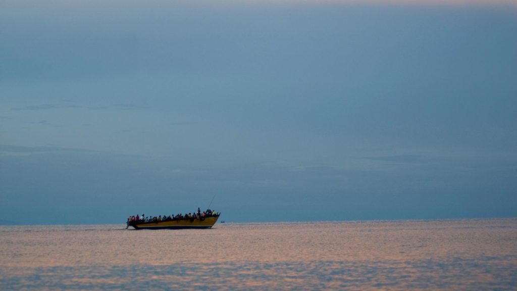 Symbolbild: Flüchtlingsboot in der Ferne