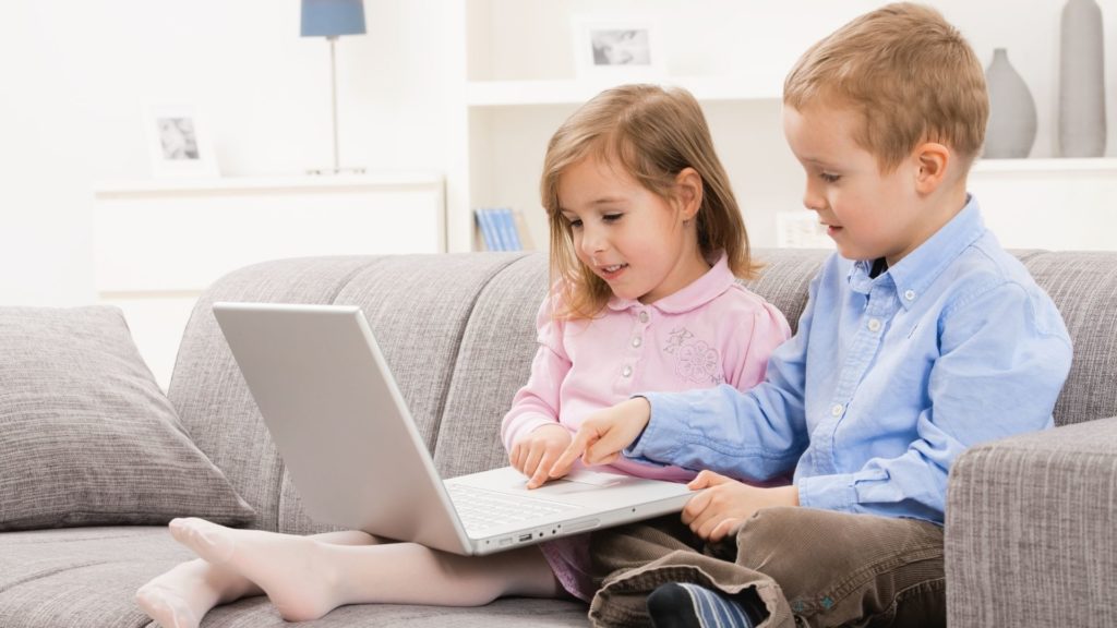 Kinder an einem Computer