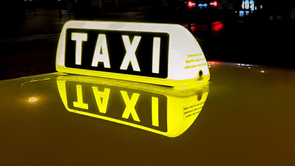 Symbolbild: Leuchtendes Taxi-Schild