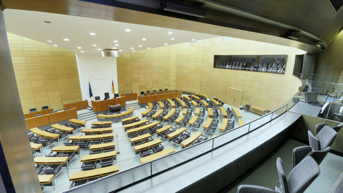 Niedersächsischer Landtag - Bild: Ralf Roletschek, CC BY-SA 3.0, via Wikimedia Commons
