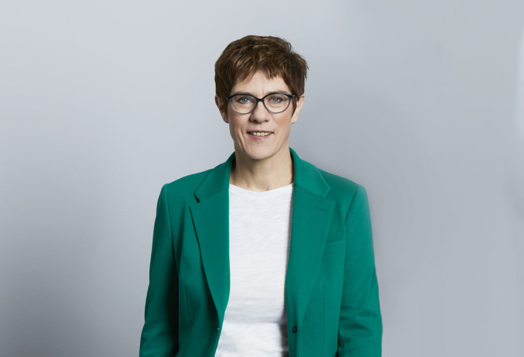 Kramp-Karrenbauer verteidigt Bundeswehr gegen Vorwürfe der Türkei nach Frachter-Vorfall