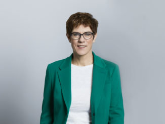 Kramp-Karrenbauer verteidigt Bundeswehr gegen Vorwürfe der Türkei nach Frachter-Vorfall