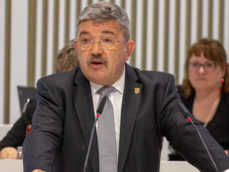 Mecklenburg-Vorpommerns Innenminister Caffier tritt wegen Waffenaffäre zurück