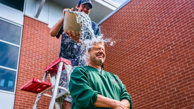 Symbolbild: Ice Bucket Challenge - Bild: Chris Rand, CC BY-SA 4.0, via Wikimedia Commons