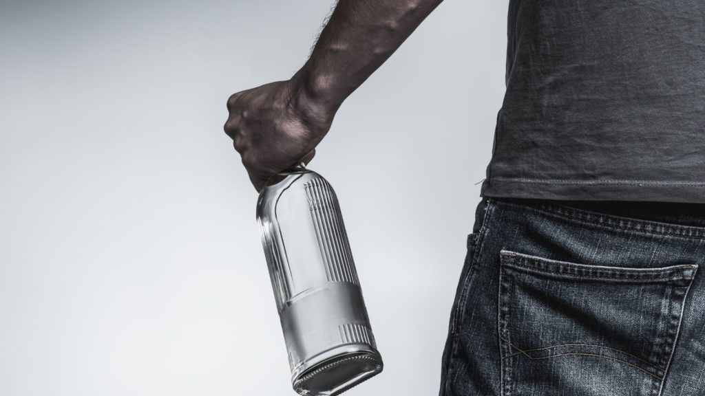 Symbolbild: Mann mit Alkoholflasche