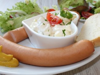 Würstchen mit Kartoffelsalat als Festessen an Heiligabend beliebter als Braten
