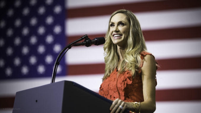 Lara Trump - Bild: DougCoulter, CC BY-SA 4.0, via Wikimedia Commons