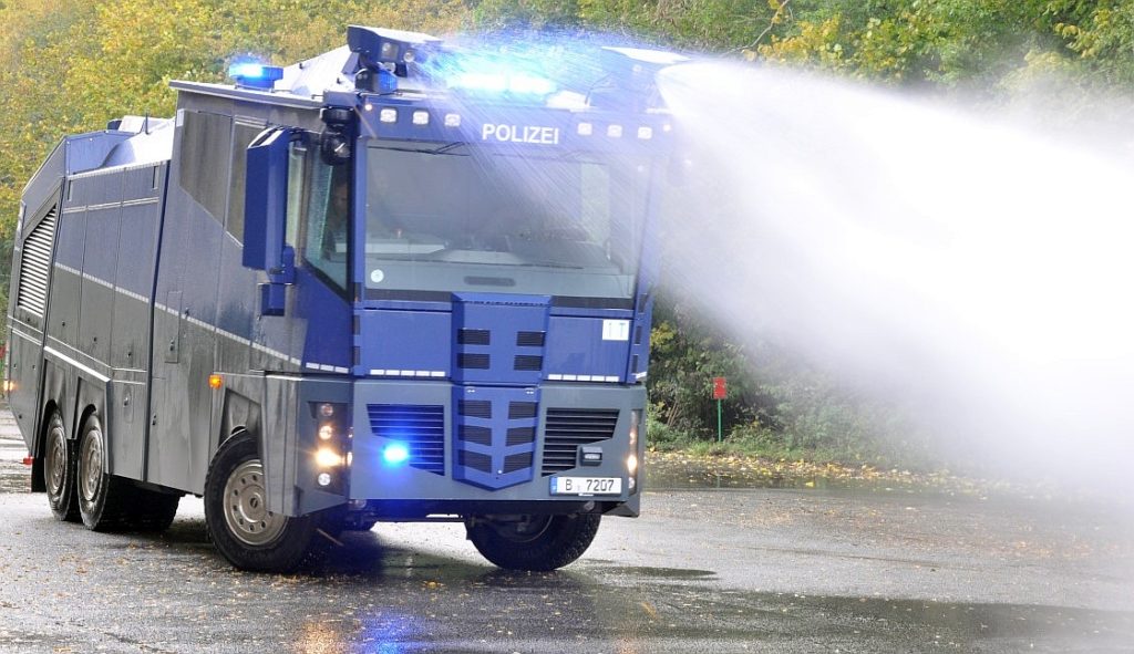Wasserwerfer der Polizei Berlin - Bild: PolizeiBerlin, CC BY-SA 4.0, via Wikimedia Commons