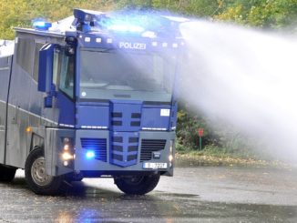 Frankfurter Polizei setzt Wasserwerfer bei „Querdenken“-Demonstration ein
