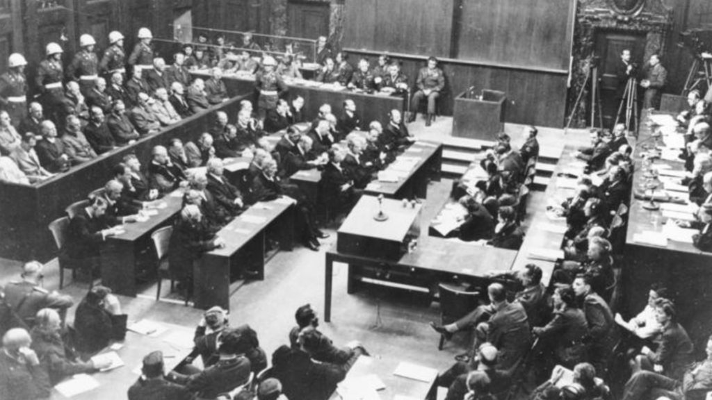 Nürnberger Prozess, Verhandlungssaal - Bild: Bundesarchiv, Bild 183-H27798 / Unknown / CC-BY-SA 3.0, CC BY-SA 3.0 DE, via Wikimedia Commons