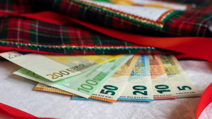 Weihnachtsgeld - Bild: eszaretskaya via Twenty20