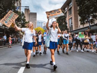 Greenpeace-Aktivisten demonstrieren vor Kanzleramt für mehr Klimaschutz