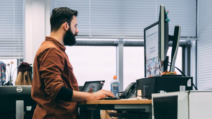 Mann beim Arbeiten - Bild: barrelofthelens via Twenty20