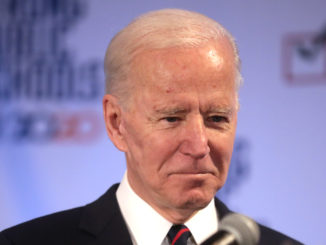 Biden vor laufender Kamera gegen Corona geimpft
