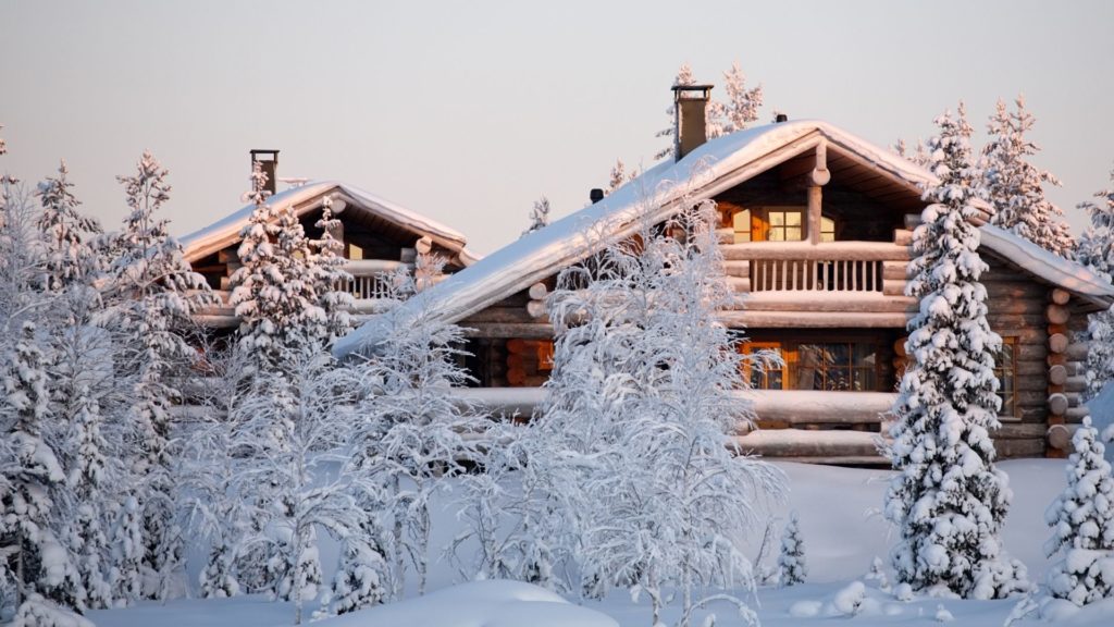 Haus jetzt winterfest machen: Gartenbewässerung entleeren und Dach auf Schäden prüfen