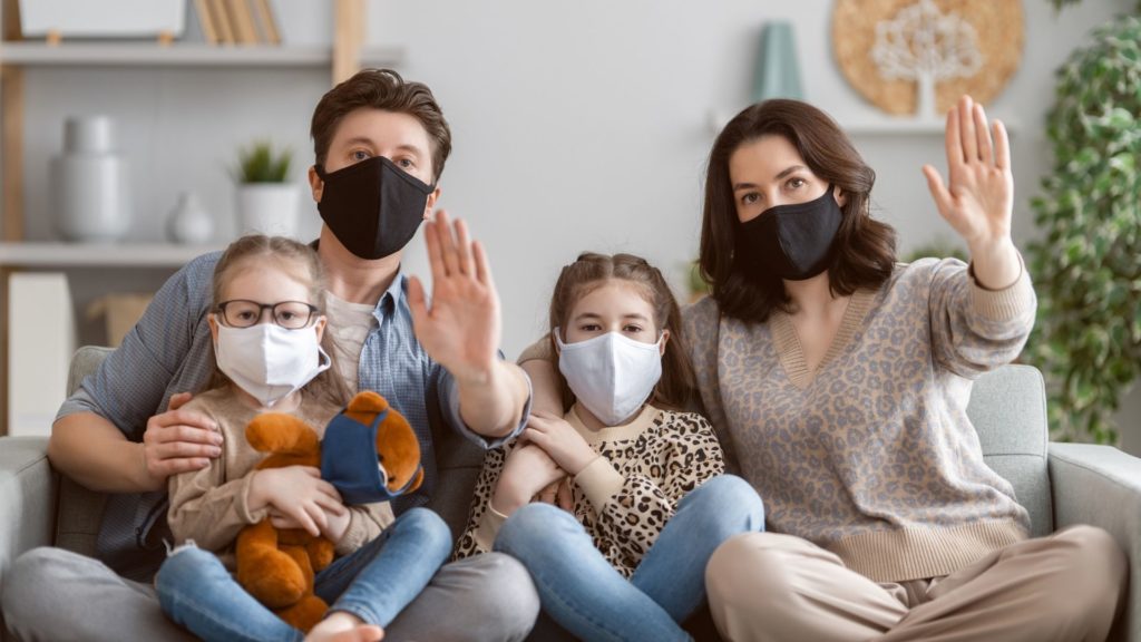 Familie mit Masken