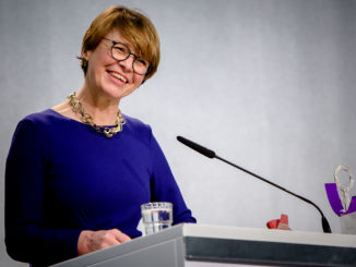 Elke Büdenbender: Wir müssen mehr über die Corona-Toten sprechen