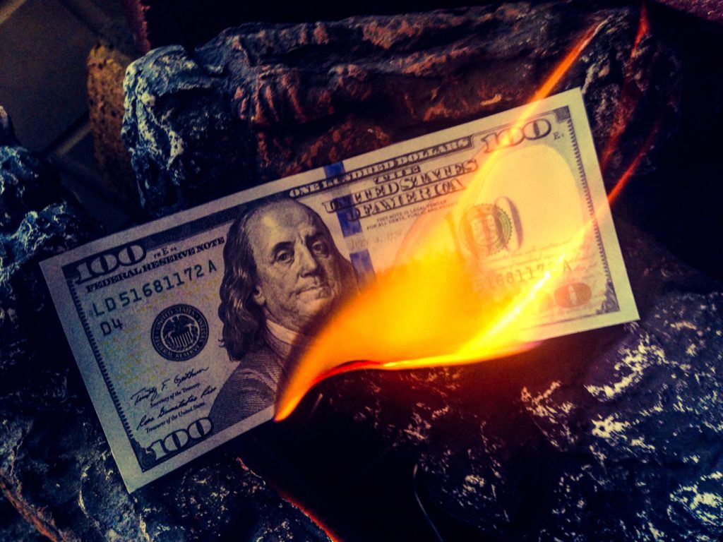 Verbranntes Geld - Bild: mikehutch40 via Twenty20