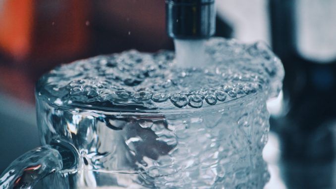 Glas mit Leitungswasser - Bild: Terralyx via Twenty20