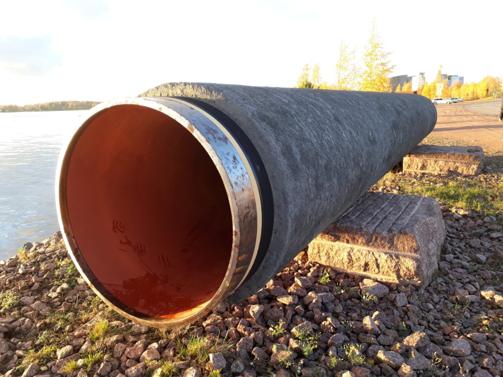 Nord Stream-Röhre - Bild: Vuo, CC BY-SA 4.0, via Wikimedia Commons