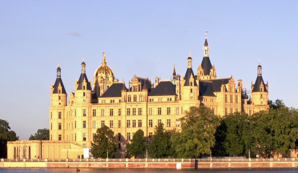 Schweriner Schloss, Sitz des Landtag Mecklenburg-Vorpommern - Bild: Wolfgang Pehlemann, CC BY-SA 3.0 DE, via Wikimedia Commons