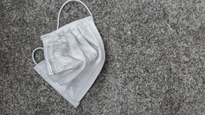 Maske auf dem Boden - Bild: eakgrungenerd via Twenty20