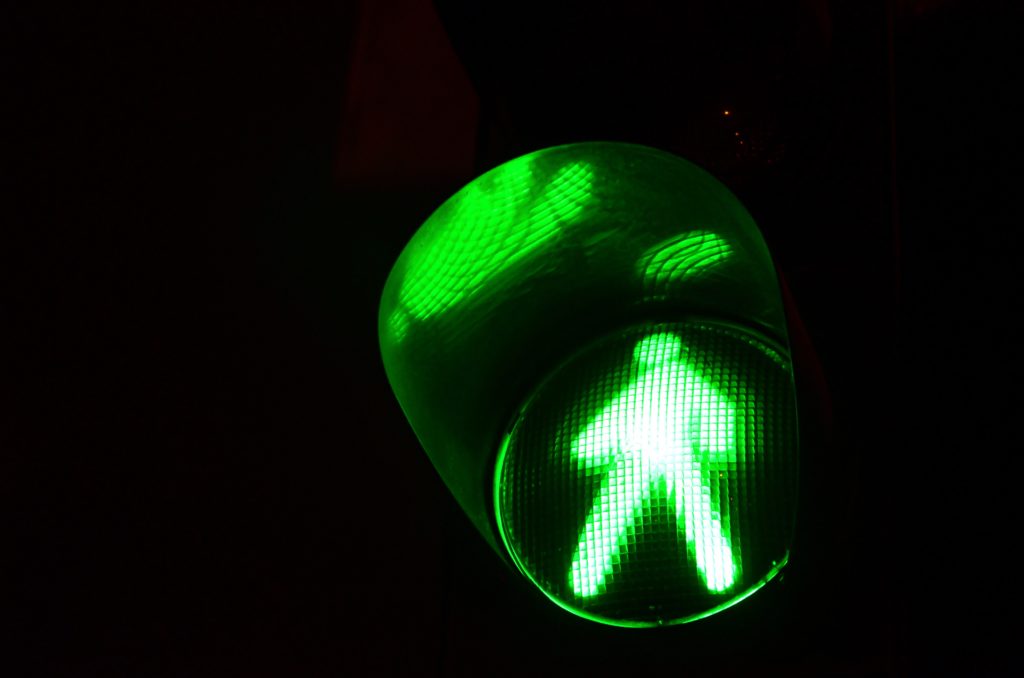 Grüne Fußgängerampel - Bild: Mehaniq via Twenty20