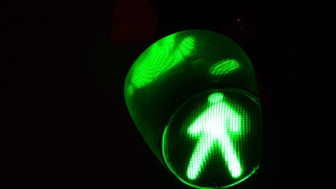 Grüne Fußgängerampel - Bild: Mehaniq via Twenty20