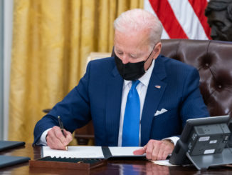 Biden setzt billionenschweres Corona-Hilfspaket mit Unterschrift in Kraft