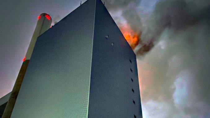 Großkraftwerk in Nürnberg in Brand - Bild: Feuerwehr Nürnberg