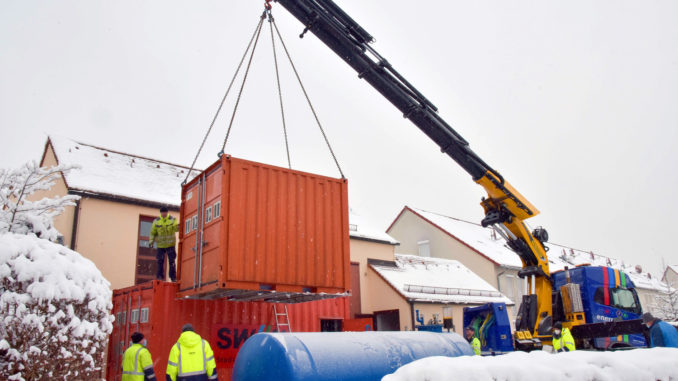 Anlieferung einer mobilen Heizstation in der Gebrüder-Lodes-Straße in Röthenbach am 10. Februar - Bild: Christine Dierenbach/Stadt Nürnberg