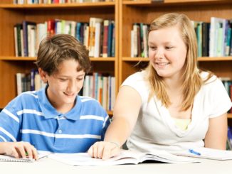 Studie: Mentoringprogramm mit Studenten verbessert Arbeitsmarktchancen für Jugendliche