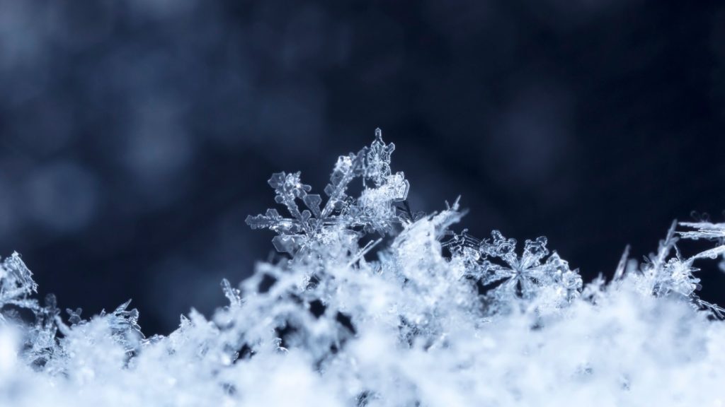 Wintereinbruch über Zentral- und Nordeuropa sorgt für Schnee und heftigen Wind