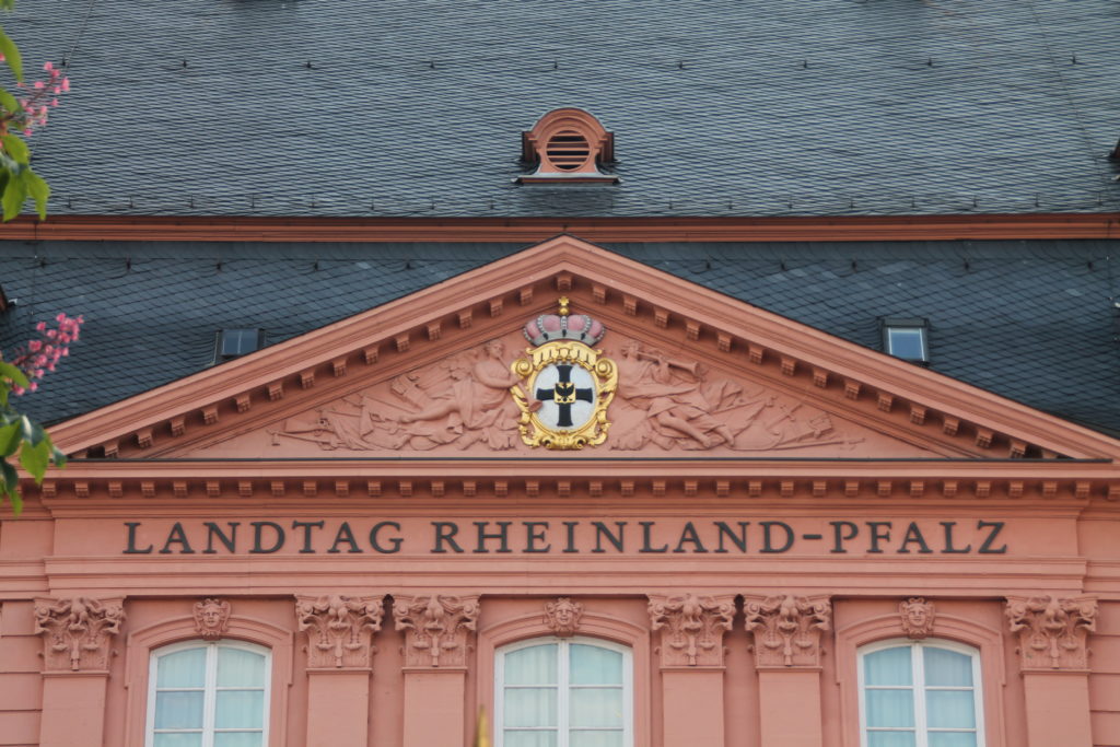 Landtag Rheinland-Pfalz - Bild: Florian Bieser, CC0, via Wikimedia Commons