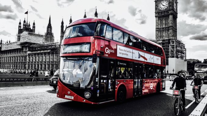 Bus in Großbritannien - Bild: laurahirons22 via Twenty20