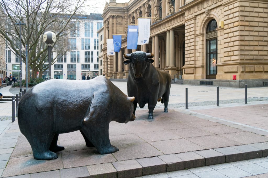 Skulpturen vor der Frankfurter Börse - Bild: axel.bueckert via Twenty20