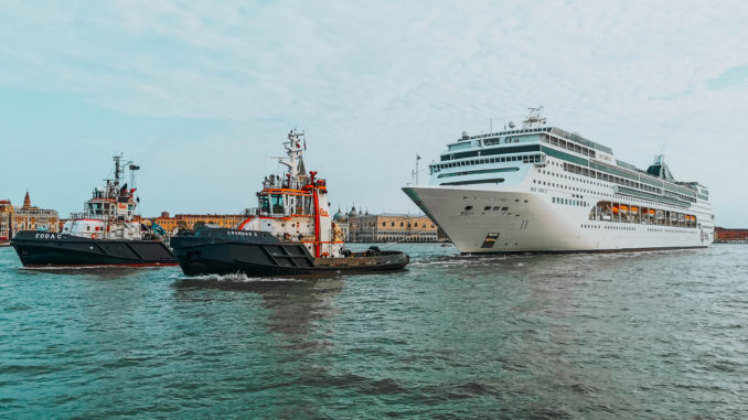 Kreuzfahrtschiff vor Venedig - Bild: MockingBird333 via Twenty20