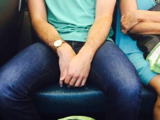 Breitbeinig in Bus und Bahn – Kampagne gegen raumgreifende Männer in Berlin