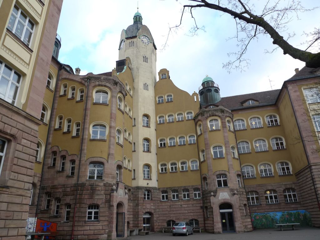 Bismarckschule Ansicht Pausenhof - Bild: Hochbauamt / Stadt Nürnberg