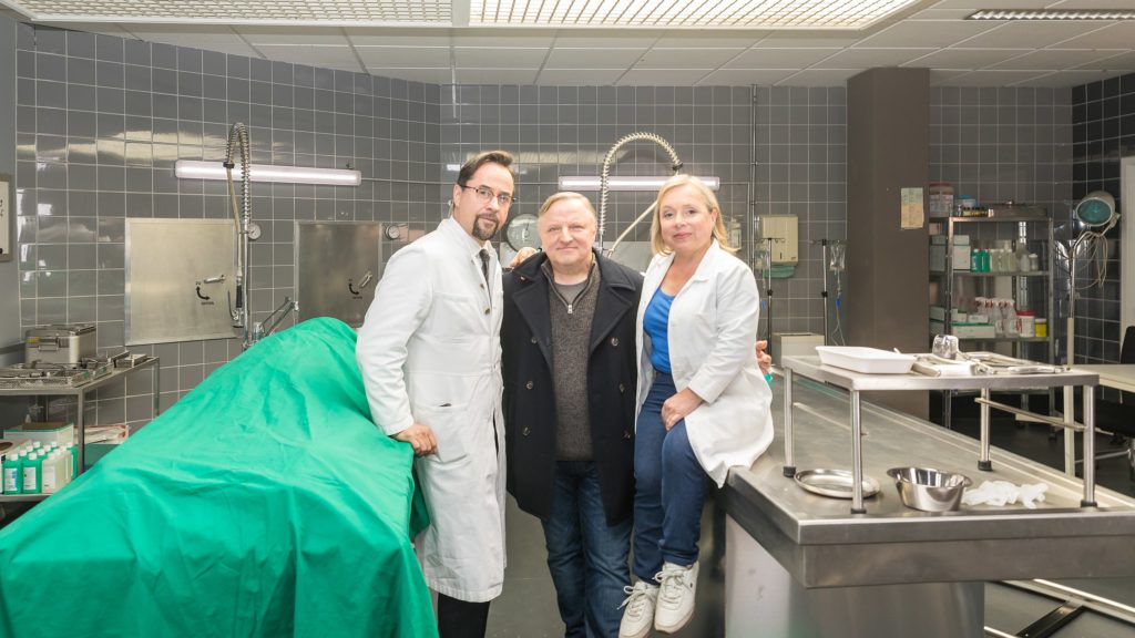 WDR-Dreharbeiten zu Tatort Münster - Jan Josef Liefers, Axel Prahl und Christine Urspruch (v.l.n.r.) - Bild: Raimond Spekking/CC BY-SA 4.0