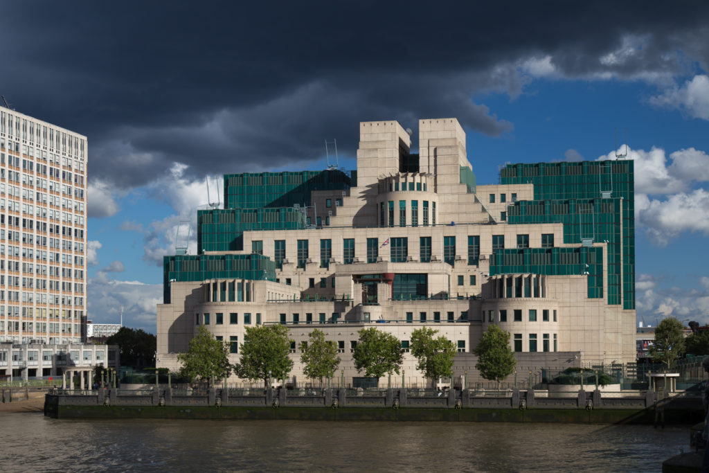 MI6-Gebäude - Bild: Laurie Nevay, CC BY-SA 2.0, via Wikimedia Commons