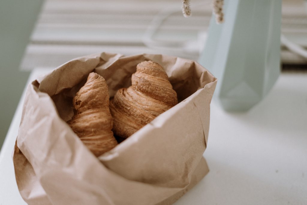 Was ist braun und lauert in einem Baum? Vermeintlich gefährliches Tier in Polen entpuppt sich als Croissant