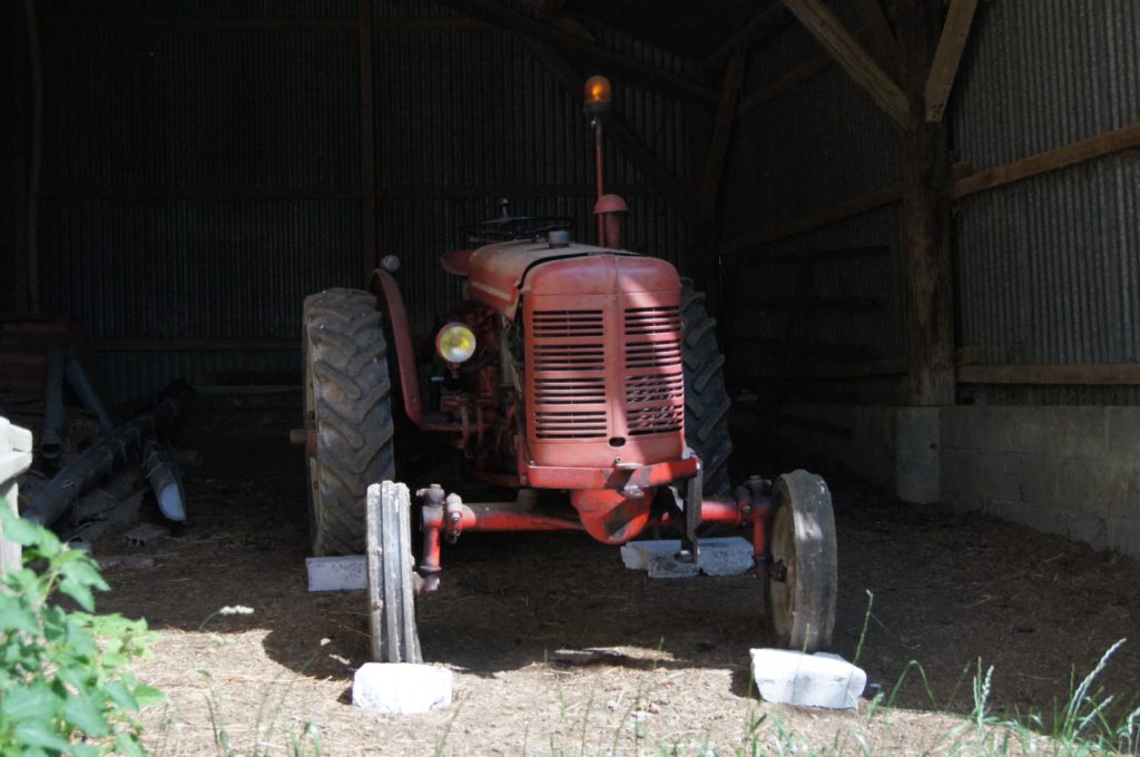 Traktor in der Garage - Bild: Loreke76 via Twenty20