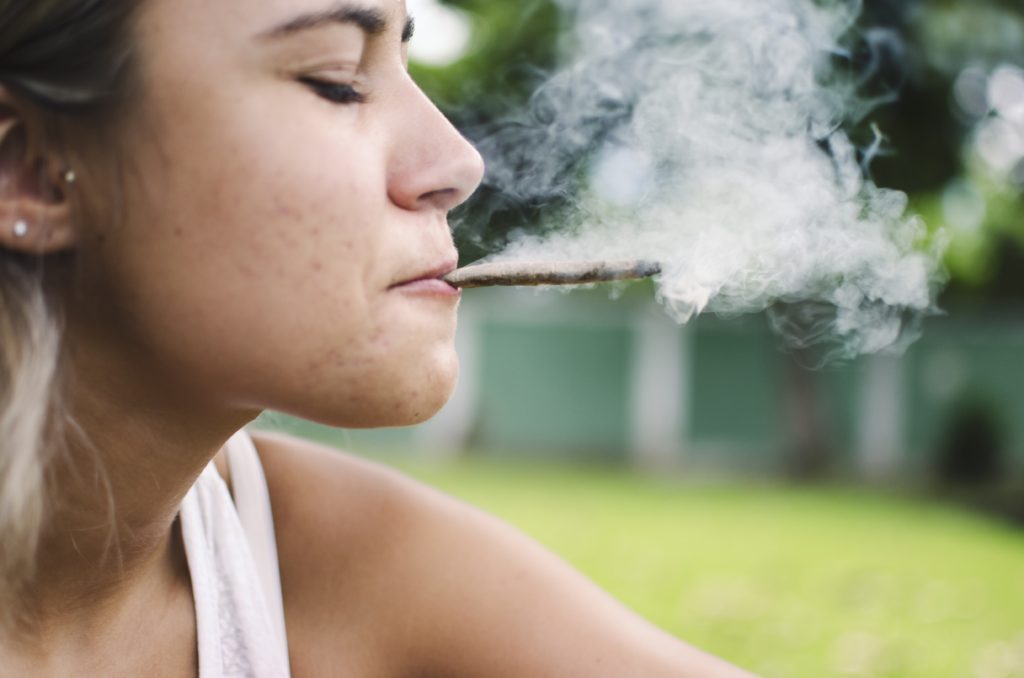 Frau raucht einen Joint - Bild: Marizzinha via Twenty20