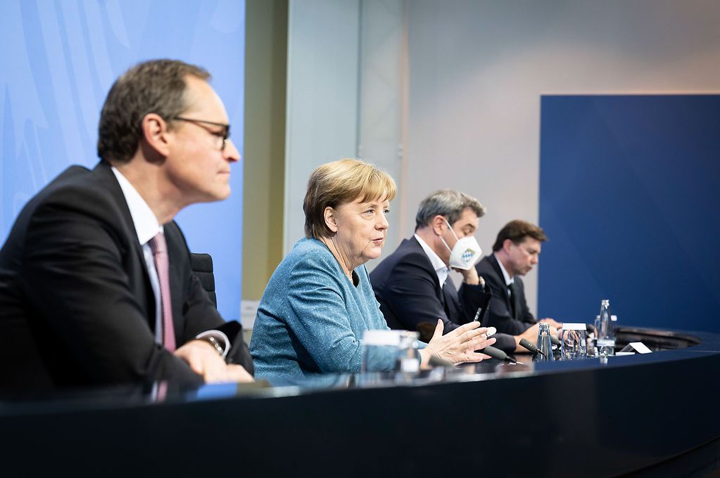 Pressekonferenz nach der Ministerpräsidentenkonferenz mit Angela Merkel - Bild: Bundesregierung/Steins