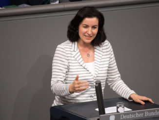 Digitalstaatsministerin Bär fordert Meldesystem bei Hass im Netz gegen Politiker