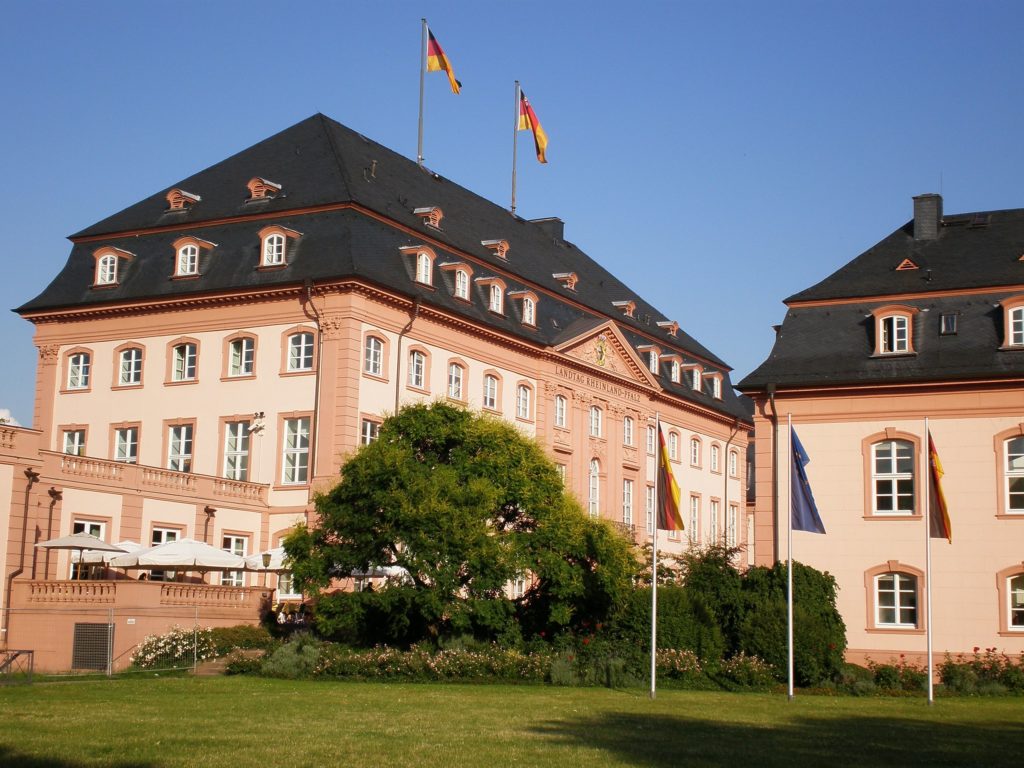 Landtag von Rheinland-Pfalz - Bild: Sneecs, CC BY-SA 3.0, via Wikimedia Commons