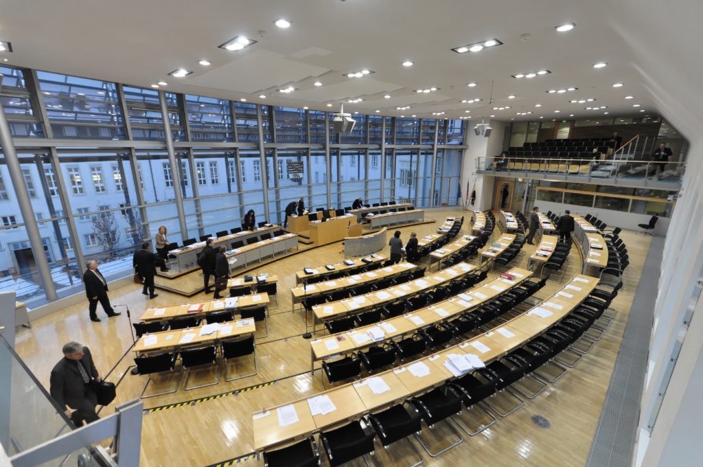Plenarsaal des Landtags Sachsen-Anhalt - Bild: Ra Boe / Wikipedia