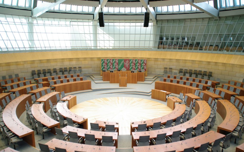 Plenarsaal des Landtag von NRW - Bild: Moritz Kosinsky, CC BY-SA 3.0 DE, via Wikimedia Commons