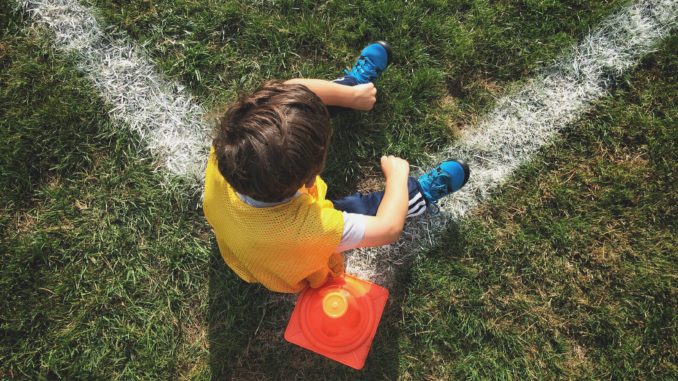Kind auf einem Fußballfeld - Bild: mskvasik via Twenty20